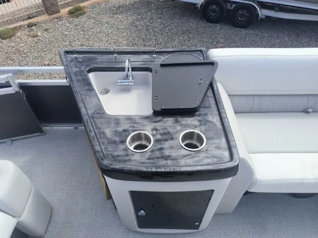 Slide: The Image of Avalon LSZ Elite Windshield 23 FT 2026 - 32