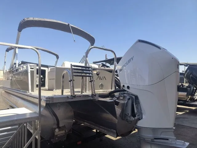Slide: The Image of Avalon LSZ Elite Windshield 23 FT 2026 - 8
