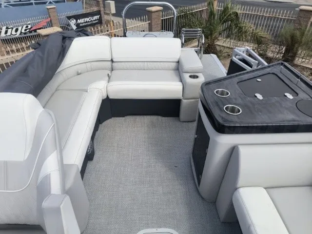 Slide: The Image of Avalon LSZ Elite Windshield 23 FT 2026 - 28