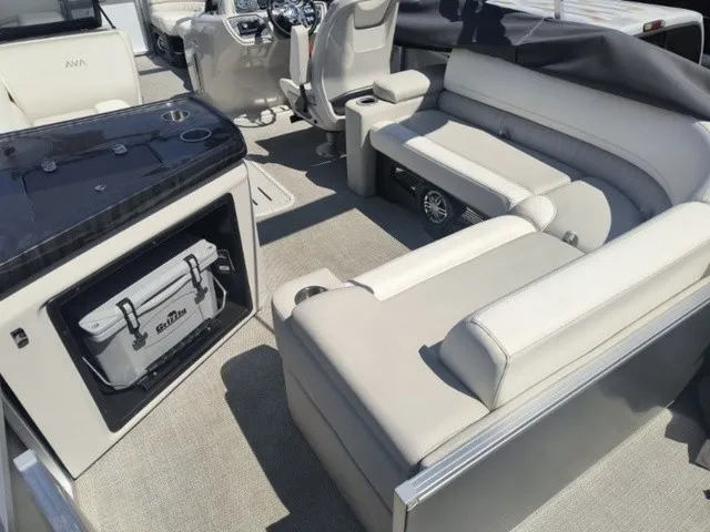 Slide: The Image of Avalon LSZ Elite Windshield 23 FT 2026 - 13