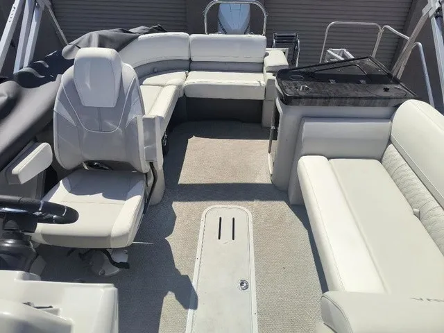 Slide: The Image of Avalon LSZ Elite Windshield 23 FT 2026 - 20