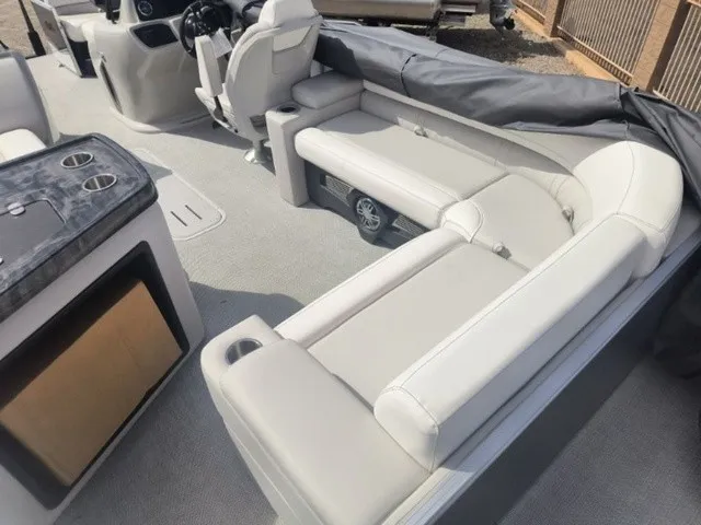 Slide: The Image of Avalon LSZ Elite Windshield 23 FT 2026 - 35