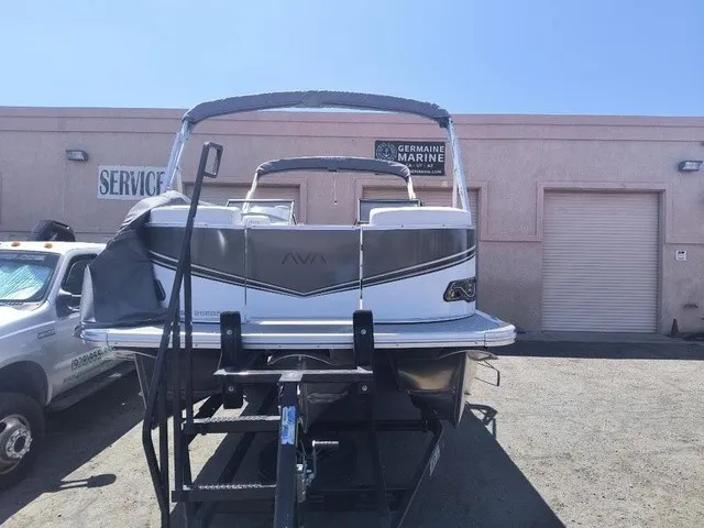 Slide: The Image of Avalon LSZ Elite Windshield 23 FT 2026 - 4