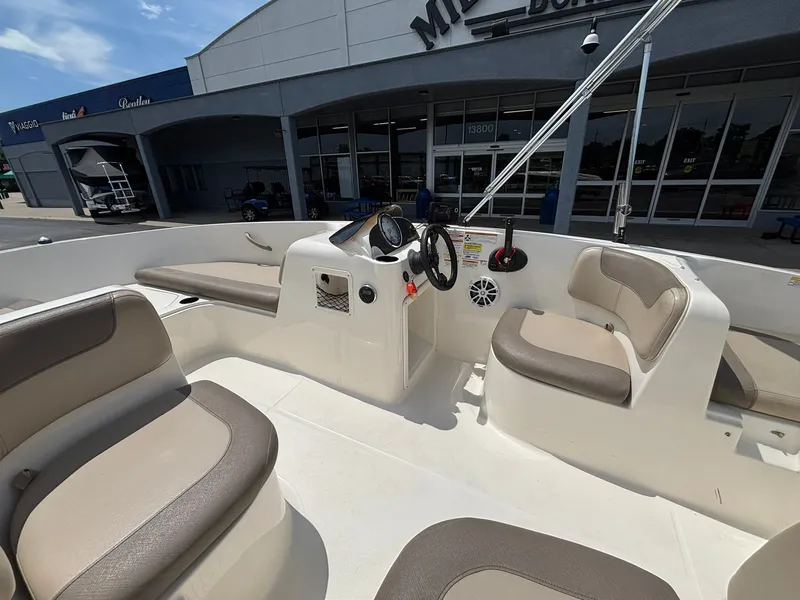 Slide: The Image of Bayliner E16 2016 - 22
