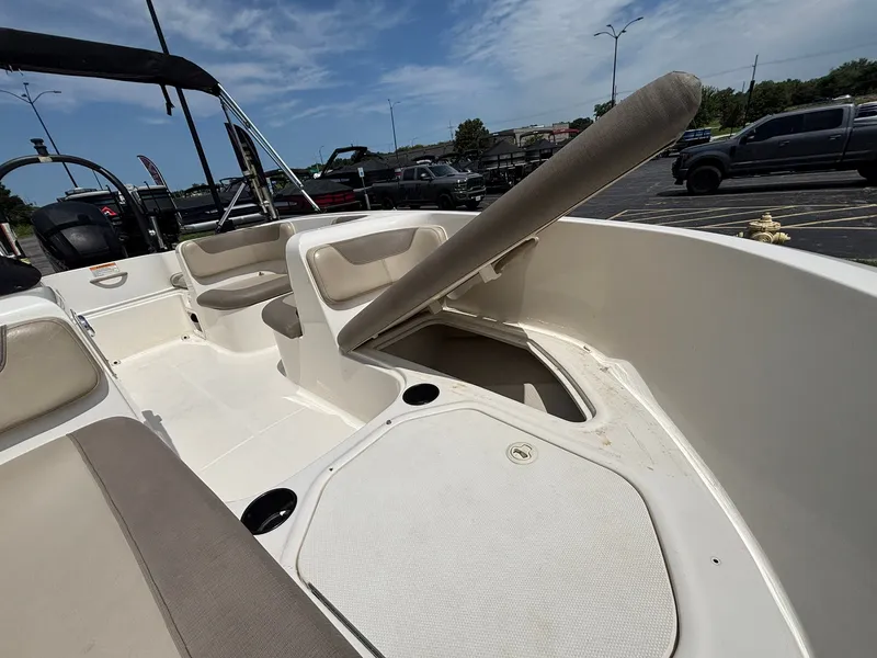 Slide: The Image of Bayliner E16 2016 - 19