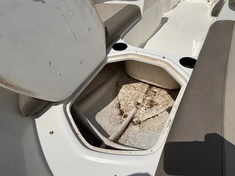 Slide: The Image of Bayliner E16 2016 - 17