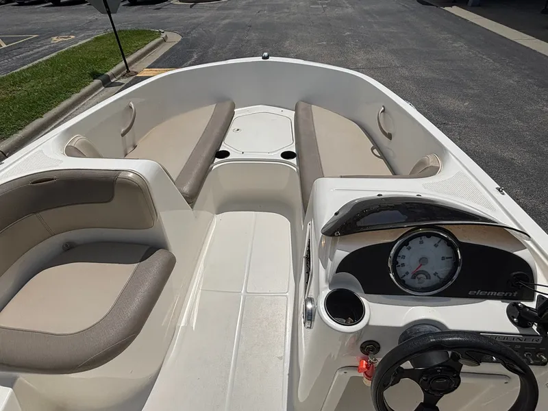 Slide: The Image of Bayliner E16 2016 - 16