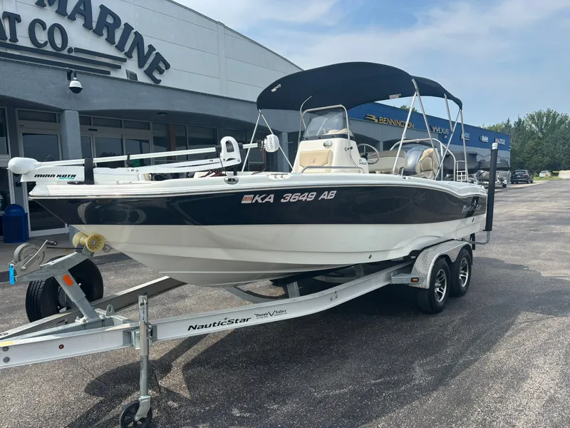 Slide: The Image of NauticStar 211 Angler 2018 - 2