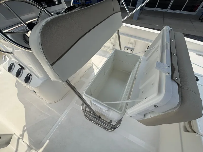 Slide: The Image of NauticStar 211 Angler 2018 - 28