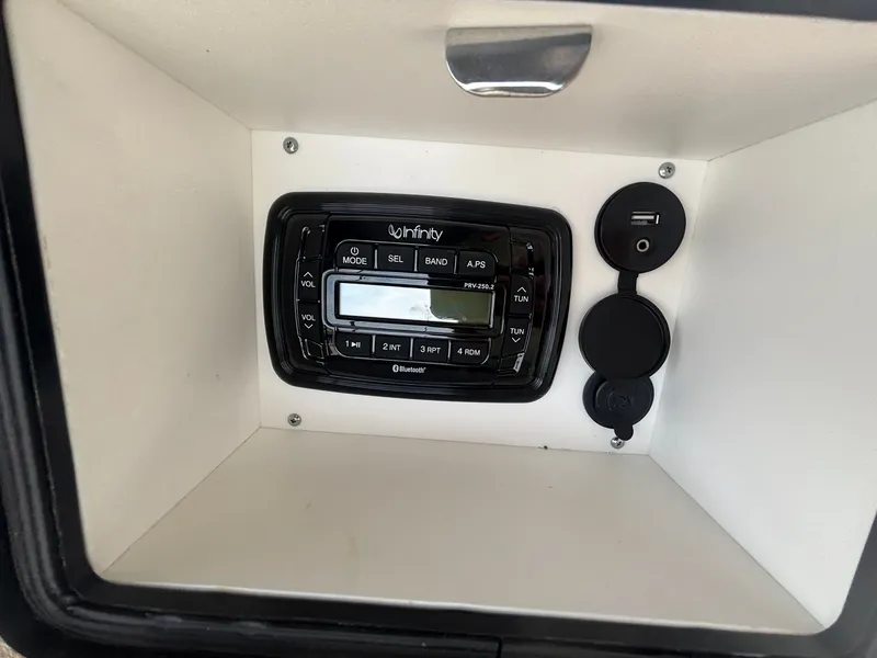 Slide: The Image of NauticStar 211 Angler 2018 - 30