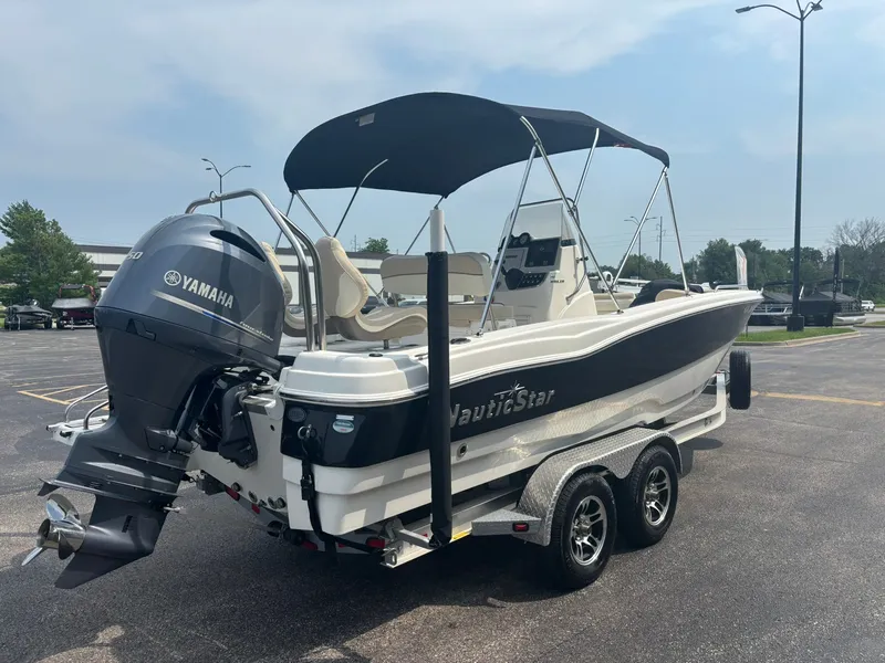 Slide: The Image of NauticStar 211 Angler 2018 - 5