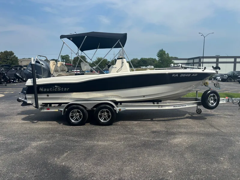 Slide: The Image of NauticStar 211 Angler 2018 - 4