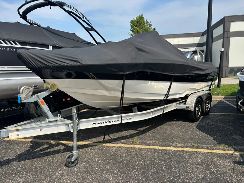 Slide: The Image of NauticStar 211 Angler 2018 - 34