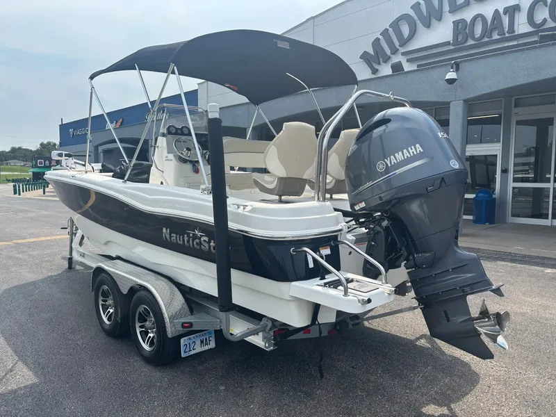 Slide: The Image of NauticStar 211 Angler 2018 - 7