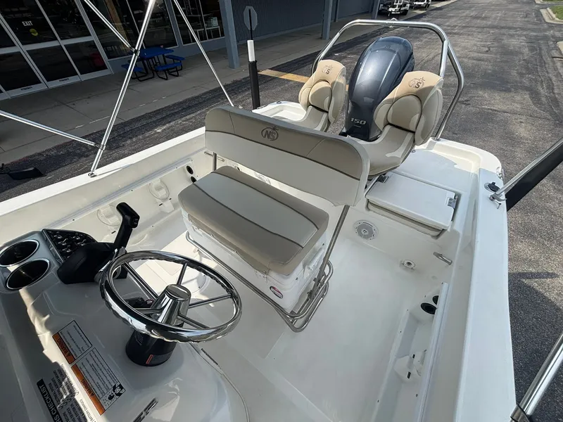 Slide: The Image of NauticStar 211 Angler 2018 - 21