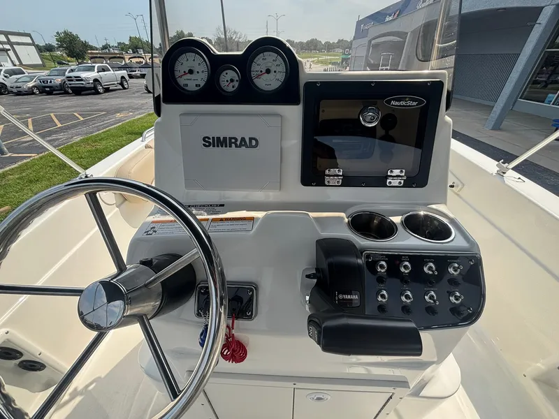 Slide: The Image of NauticStar 211 Angler 2018 - 29