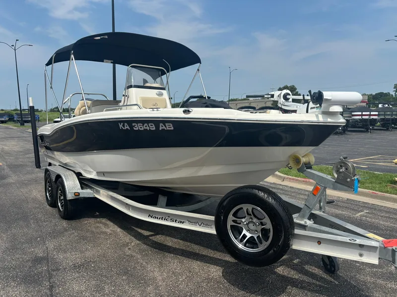 Slide: The Image of NauticStar 211 Angler 2018 - 3