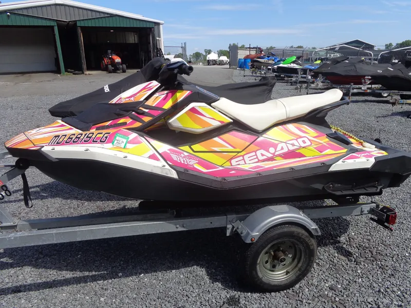 The Image of Sea-Doo Spark™ 3up 900 H.O. ACE™ iBR Convenience Package 2014 - 1