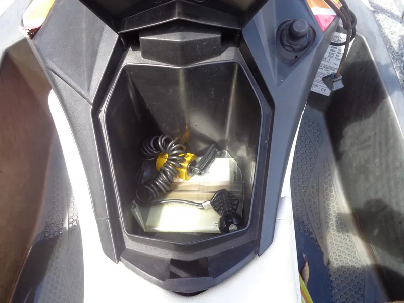 Slide: The Image of Sea-Doo Spark™ 3up 900 H.O. ACE™ iBR Convenience Package 2014 - 24