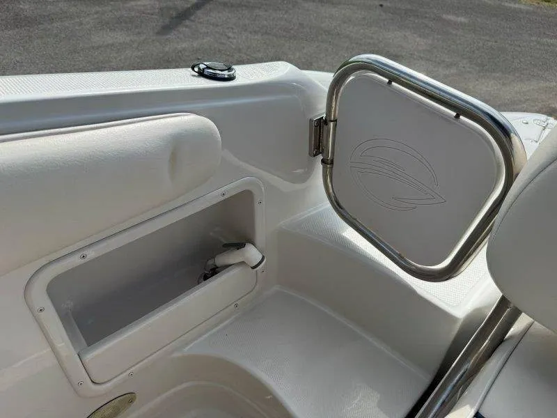 Slide: The Image of Crownline Boats 240 EX 2004 - 84