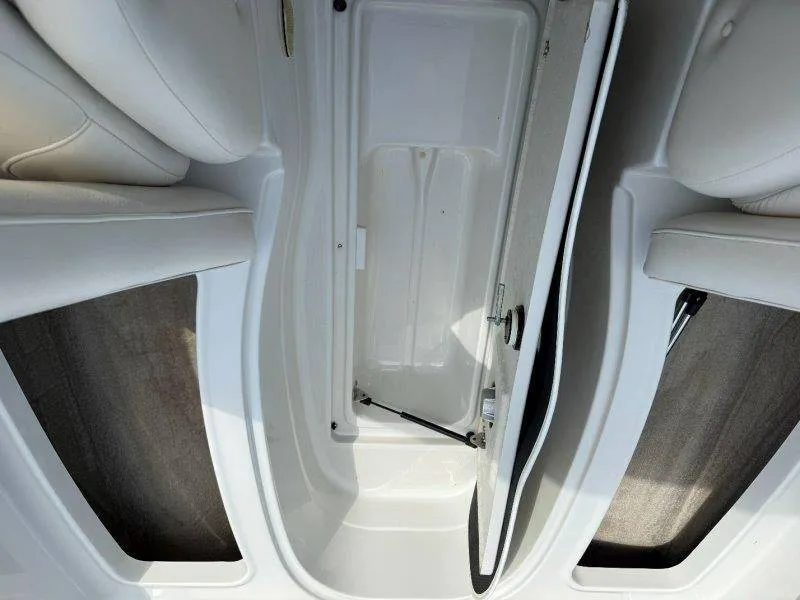 Slide: The Image of Crownline Boats 240 EX 2004 - 61