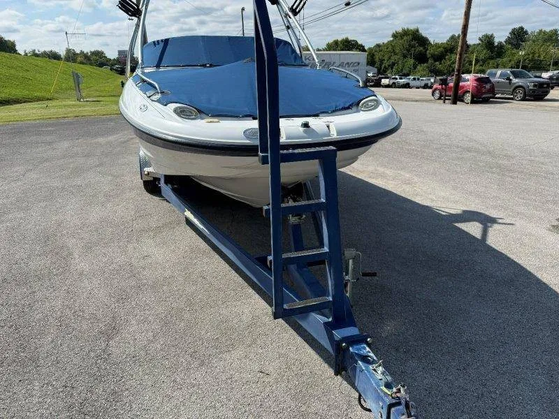 Slide: The Image of Crownline Boats 240 EX 2004 - 60