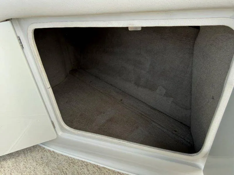 Slide: The Image of Crownline Boats 240 EX 2004 - 16