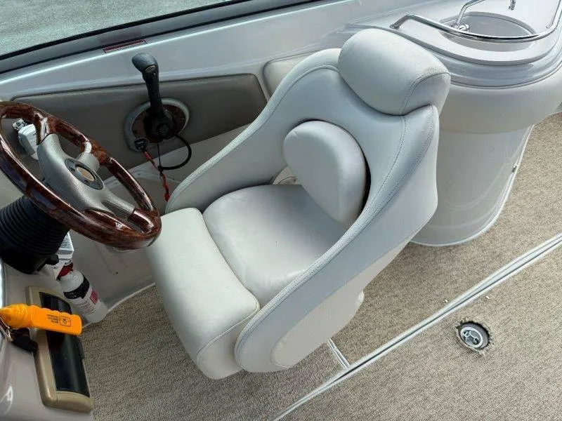 Slide: The Image of Crownline Boats 240 EX 2004 - 28