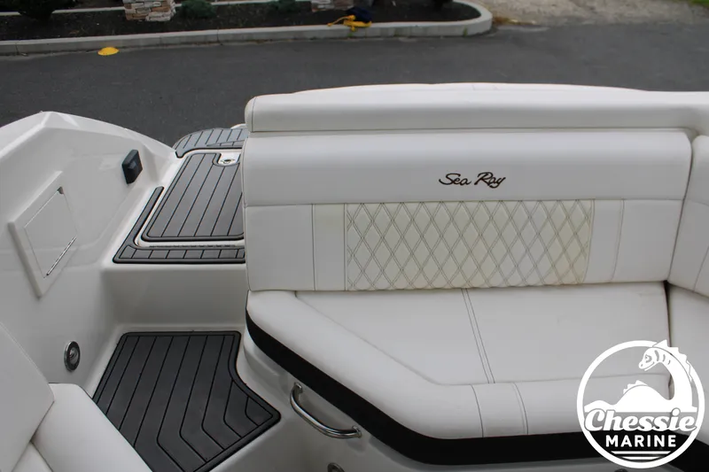 Slide: The Image of Sea Ray SLX 250 2019 - 13