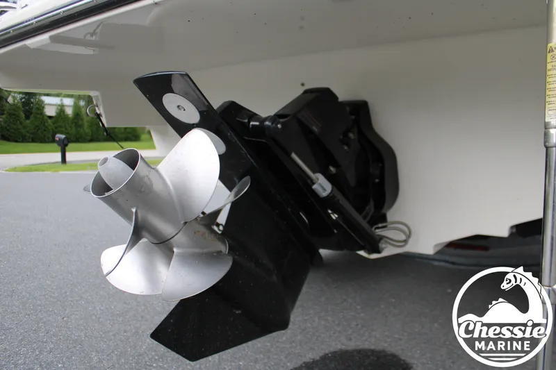 Slide: The Image of Sea Ray SLX 250 2019 - 9