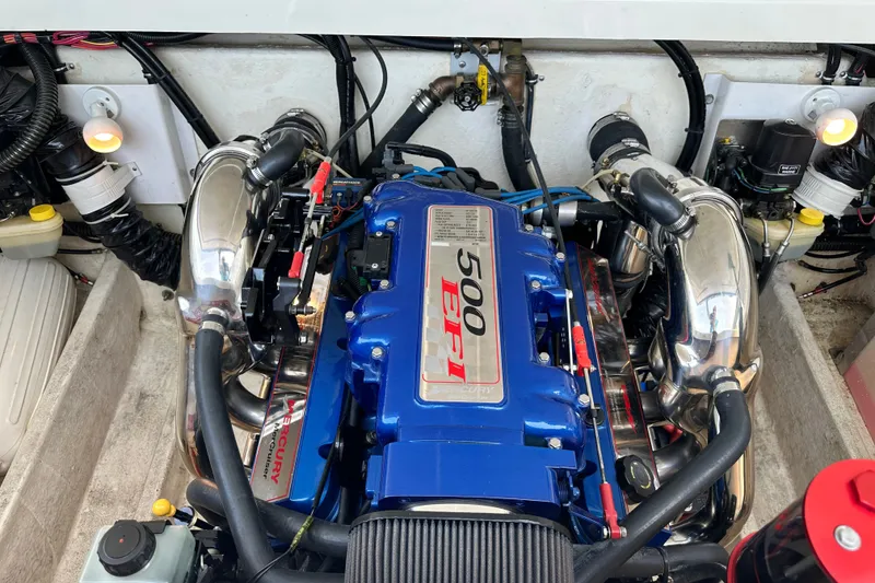 Slide: The Image of Engine of a 2001 Fountain 29 Fever boat, featuring a 500 EFI motor. - 18