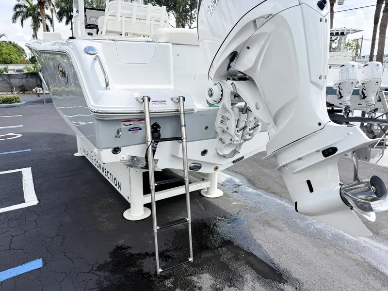 Slide: The Image of Sea Hunt Ultra 235SE 2027 - 8