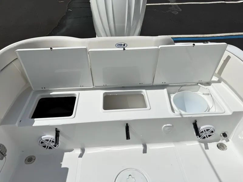 Slide: The Image of Sea Hunt Ultra 235SE 2027 - 11