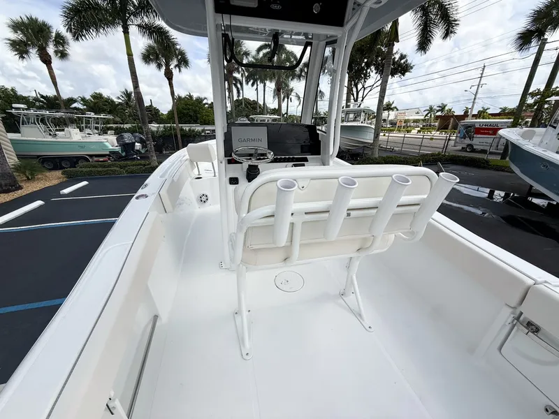 Slide: The Image of Sea Hunt Ultra 235SE 2027 - 14