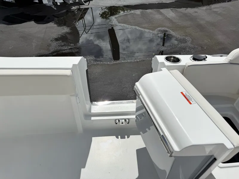 Slide: The Image of Sea Hunt Ultra 235SE 2027 - 13
