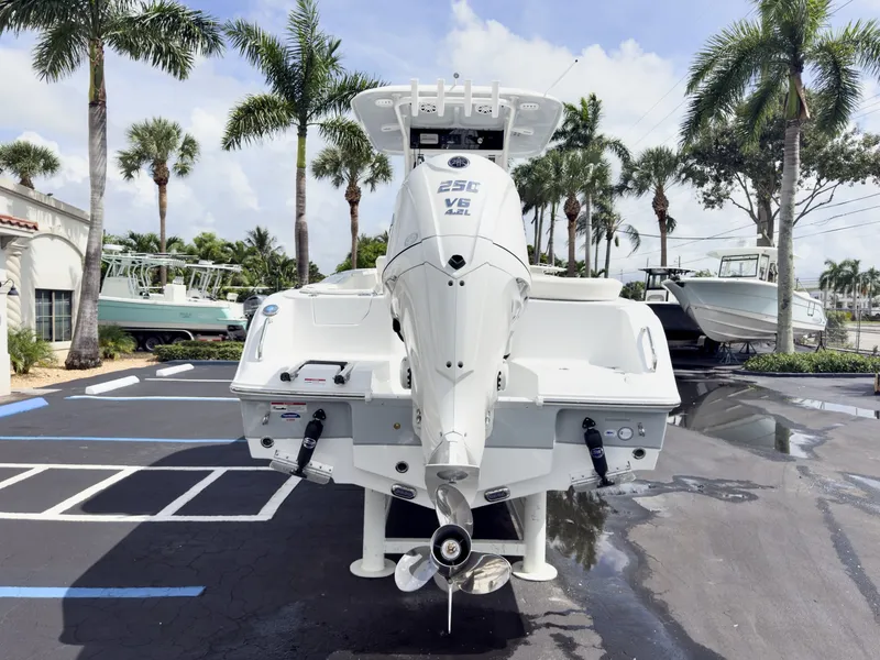 Slide: The Image of Sea Hunt Ultra 235SE 2027 - 6