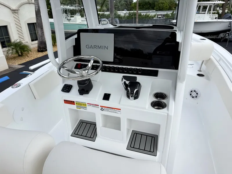 Slide: The Image of Sea Hunt Ultra 235SE 2027 - 16