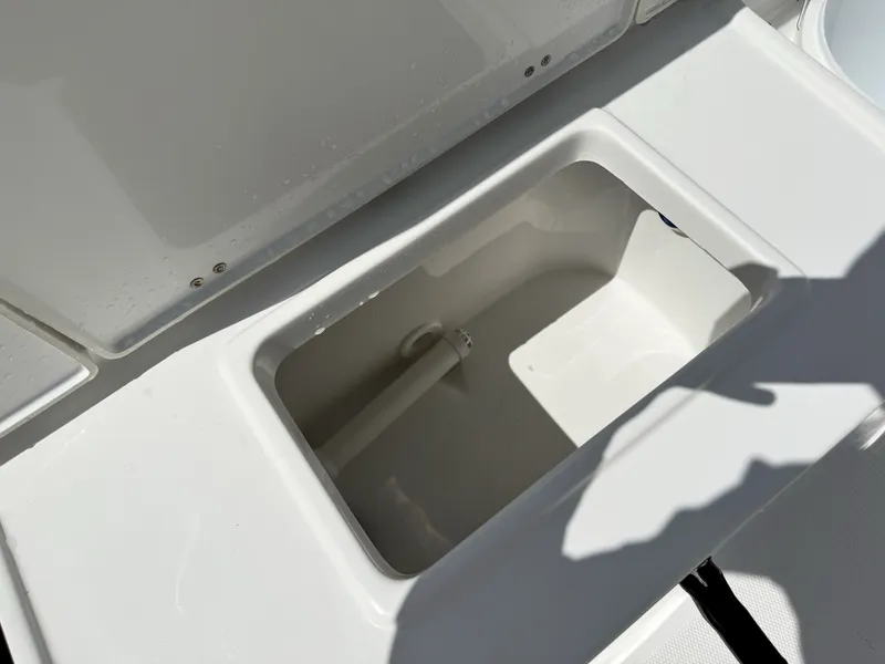 Slide: The Image of Sea Hunt Ultra 235SE 2027 - 12