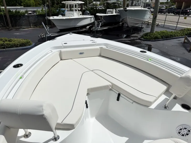 Slide: The Image of Sea Hunt Ultra 235SE 2027 - 24