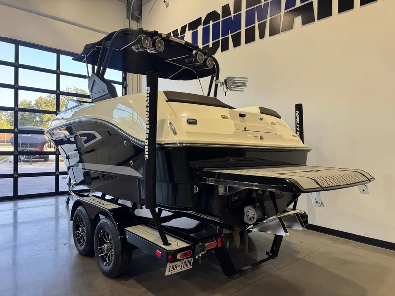 Slide: The Image of Sea Ray SLX-W 230 2017 - 5
