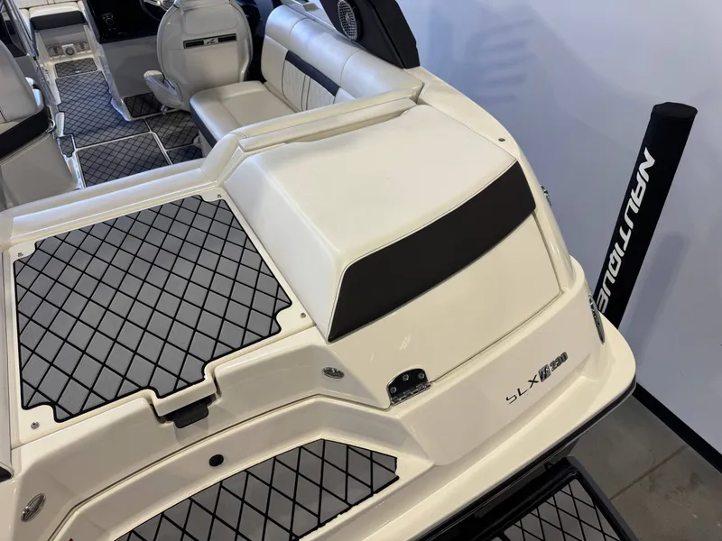 Slide: The Image of Sea Ray SLX-W 230 2017 - 11