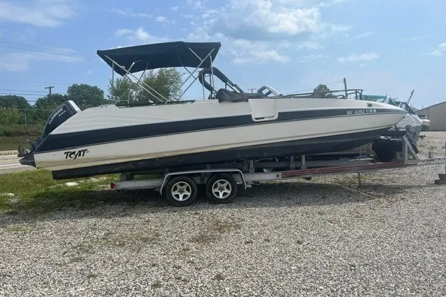 The Image of 1994 Bayliner 2659 Rendezvous boat on trailer, parked outdoors under a clear sky. - 1