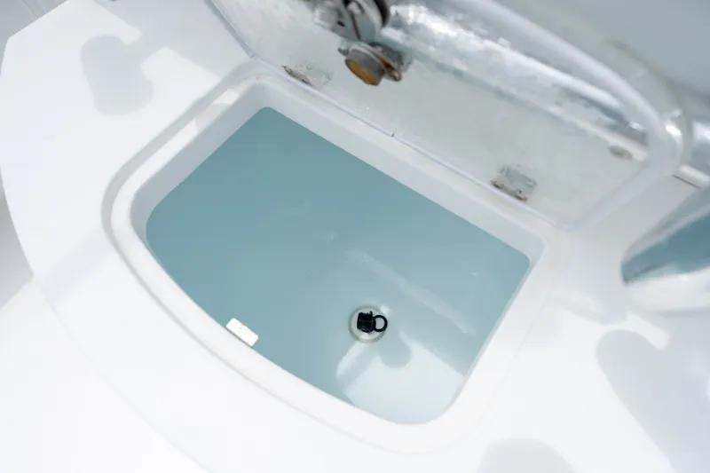 Slide: The Image of Livewell compartment on a 2008 Regulator 29 Forward Seating boat, filled with water. - 20