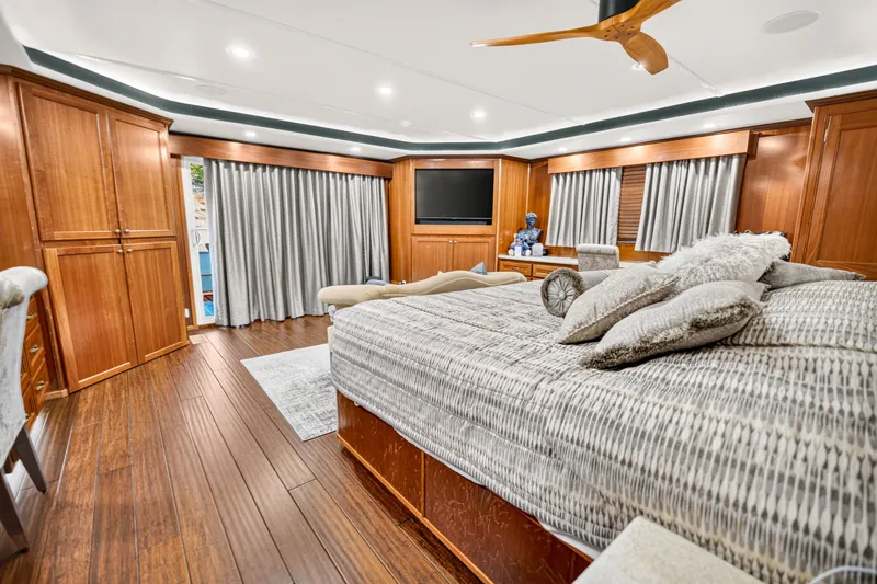 Slide: The Image of Luxurious bedroom interior on a 1999 Stardust Cruisers 20 x 123 houseboat. - 25