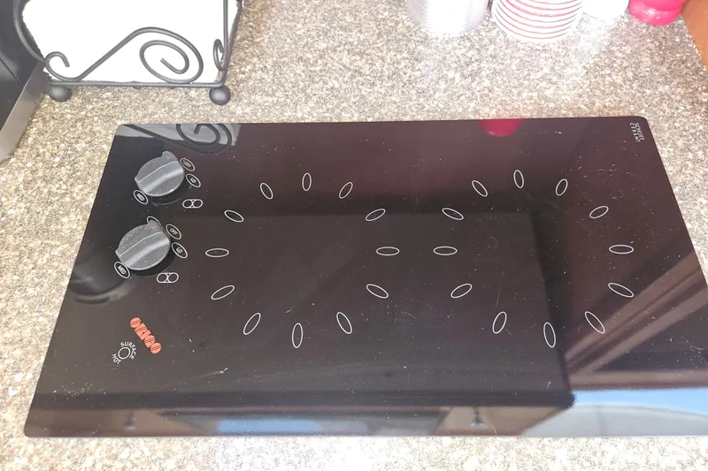 Slide: The Image of Ceramic cooktop on 2005 Meridian 368 Motoryacht kitchen counter. - 26