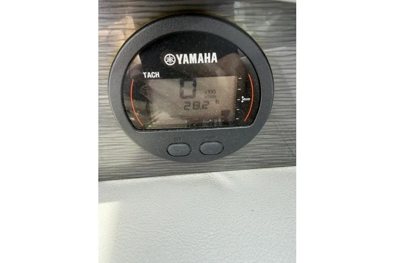 Slide: The Image of Yamaha tachometer display on 2022 Four Winns HD5 OB boat dashboard. - 8
