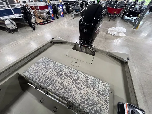 Slide: The Image of Tracker Grizzly 1860 CC 2027 - 17