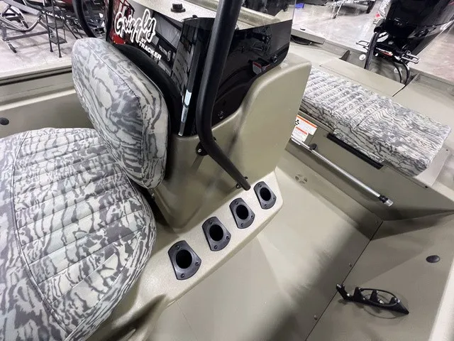Slide: The Image of Tracker Grizzly 1860 CC 2027 - 16