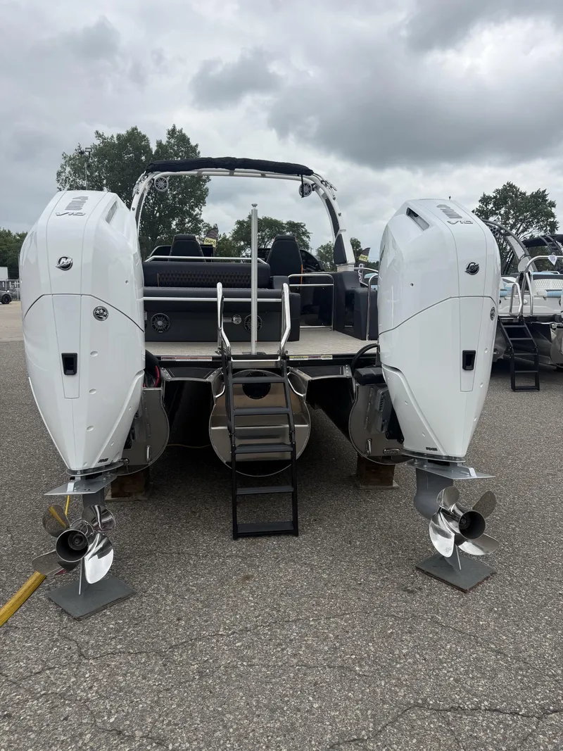 Slide: The Image of Tahoe 27' Grand Tahoe LTD Flex Lounge Windshield Twin 425HP Mercury V10's & Joystick Controls! 2027 - 6