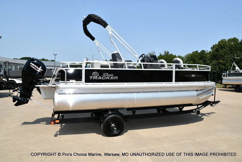 Slide: The Image of Sun Tracker Bass Buggy 18 DLX 2027 - 64